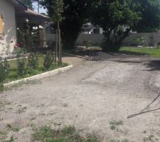 Fin de l'évacuation des gravats de l'ancienne maison. Préparation du terrain pour la place de parking