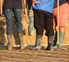 Le gang des bottes en béton :) Ils attendent l'arrivée de la soupe de cailloux