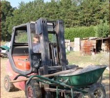 C'est presque fini, il manquait un petit de béton.
On en refait une brouette