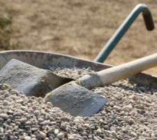 En détail 
C'est presque fini, il manquait un petit de béton.
On en refait une brouette