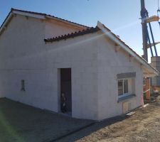 Vue Nord Est, buanderie avec la porte de service et la place de stationnement qui sera couverte &eacute;galement