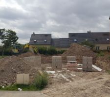 Les parpaings ont été livrés, et la terre excédentaire évacuée