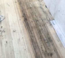 Plancher grisé, déformé et fissuré