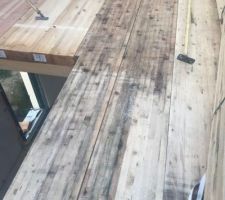 Plancher grisé, déformé et fissuré