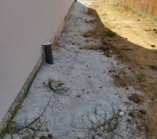 Un peu de gris, un peu de blanc, un peu de vert sur les soubassements. Le CDT ne semble pas préoccupé par la propreté du chantier