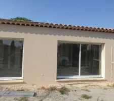 Avec la baisse des températures , les façadiers ont pu faire les façades! Le résultat est juste sublime! L'équipe été très sympathique et le travail de grande qualité. Nous avons même eu droit à notre plaque "Azur Logement Provençal"