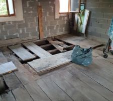 1er &eacute;tage ancien plancher bois tr&egrave;s abim&eacute;, on veut remplac&eacute;