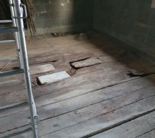1er &eacute;tage ancien plancher bois tr&egrave;s abim&eacute;, on veut remplac&eacute;