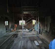 1er &eacute;tage ancien plancher bois tr&egrave;s abim&eacute;, on veut remplac&eacute;