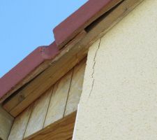 Fissure dans le cr&eacute;pis qui s'agrandit.... le cr&eacute;pis va tomber