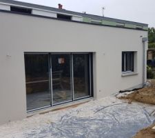 Enduit gratté blanc façade extension