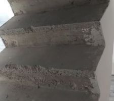 Chape sableuse sur escalier béton