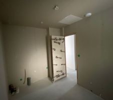 Cloisons cellier et porte Keyor effet bois blanc.