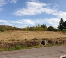 C&ocirc;t&eacute; route d&eacute;partementale, orient&eacute; sud ouest.