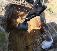 Assainissement : mise en oeuvre du trou pour installer la fosse toutes eaux