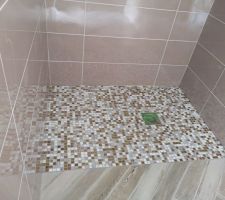 Carrelage et faïence de la salle d'eau de l'étage, avec douche à l'italienne en mosaïque