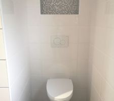 WC de la suite parentale avec niche en mosaïque