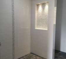 Salle d'eau de la suite parentale avec douche à l'italienne en mosaïque du même coloris que le sol, et niche en mosaïque.