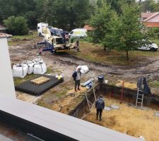 Arrivée du camion transportant les murs de la piscine, et de la grue