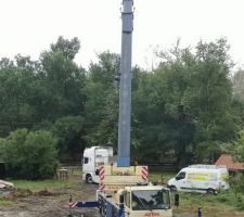 Arrivée du camion transportant les murs de la piscine, et de la grue