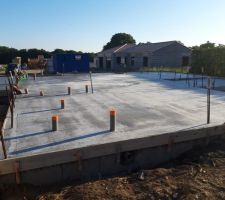 MAI 2019
Dalle coulée (sur hourdis). Au premier rendu,la maison paraît petite... D'après notre entourage,il s'agit juste d'une question de perspective. Une longue attente de 3 semaines avant l'élévation des murs, trop hate?