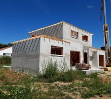 Charpente posée, laissant apparaître un débord de toit de 20 Cm