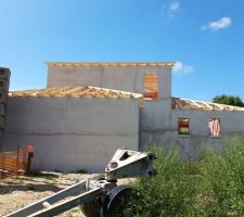 Charpente posée, laissant apparaître un débord de toit de 20 Cm