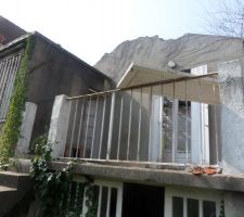La maison en son état de départ, plus de toit, plus de chantier et des ordures en quantité (la maison était squattée)
