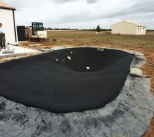 La première couche est finie , on voit la forme de notre piscine lagon qui se dévoile . la plage immergée et la pente douce sont au top !! merci le terrassier