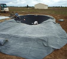 Feutrine et geomenbrane posés , c'est parti pour la première couche de gomme recyclée avec résine .