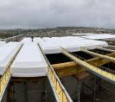 Mise en place de la dernière dalle. Dalle légère de marque isoltop