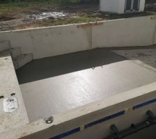 ça prend forme ! La dalle béton de la piscine sèche tranquillement au soleil