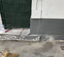 1. Présence de fissure sur la jonction entre le sol de la voirie et le muret de l'immeuble
2. Infiltration d'eau provoquant un gonflement du sol de la voirie
3. Apparition d'une fissure verticale
