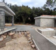 Suite de la terrasse coulée en bord de piscine.