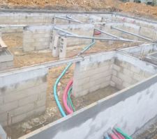 Fin de la pose des parpaings du vide sanitaire et installation des attentes d'&eacute;vacuation eaux us&eacute;es