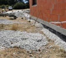 Réalisation du drain périphérique
Batidrain avec les pentes et regards aux angles
8T de ballast ! A la pelle