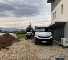 D&eacute;fil&eacute; d'engins pour la fosse sceptique et l'escalier ext&eacute;rieur