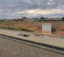 Mon terrain avec l&agrave; pancarte de mon constructeur ACCESSIS