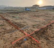 Mon terrain avec l implantation,le tracer de ma futur maison en rouge repr&eacute;sentant les m&ucirc;rs et en bleu les tracers de ce que j expliquer avant &ccedil;a repr&eacute;sente l emplacement des 9 futurs semelles.