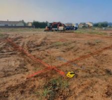 Mon terrain avec l implantation,le tracer de ma futur maison en rouge repr&eacute;sentant les m&ucirc;rs et en bleu les tracers de ce que j expliquer avant &ccedil;a repr&eacute;sente l emplacement des 9 futurs semelles.