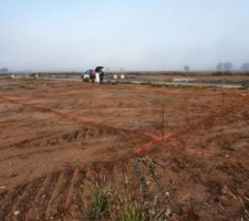 Mon terrain avec l implantation,le tracer de ma futur maison en rouge repr&eacute;sentant les m&ucirc;rs et en bleu les tracers de ce que j expliquer avant &ccedil;a repr&eacute;sente l emplacement des 9 futurs semelles.