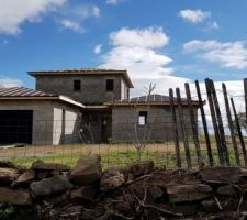 Vue d?extérieur suite à la pose de la charpente + écran sous toiture