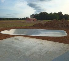 Remblais terminé autour de la piscine ,maintenant on attend le mois de février ou mars pour faire les plages car la tête doit se tassé