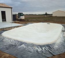 Dernière couche de résine terminée, la piscine est presque finie , reste plus qu'à remblayer autour et faire les plages en gomme drainante tout autour au mois de février