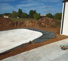 Dernière couche de résine terminée, la piscine est presque finie , reste plus qu'à remblayer autour et faire les plages en gomme drainante tout autour au mois de février