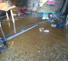 Le hérisson ventilé est posé, mais pas l'isolant, ni la dalle.
et il est tombé de l'eau jeudi, vendredi et samedi ...
Résultat : local de nouveau inondé :(