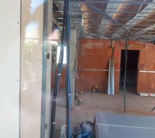 Isolation int&eacute;rieure en cours,en parall&egrave;le, l &eacute;lectricien &agrave; pass&eacute; ses gaines. Toujours frustrant de ne pas pouvoir rentrer,mais vue de l'ext&eacute;rieur, on voit tout de m&ecirc;me le chantier avancer??