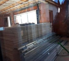 Isolation int&eacute;rieure en cours,en parall&egrave;le, l &eacute;lectricien &agrave; pass&eacute; ses gaines. Toujours frustrant de ne pas pouvoir rentrer,mais vue de l'ext&eacute;rieur, on voit tout de m&ecirc;me le chantier avancer??