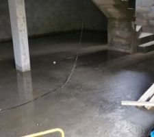 Sous-sol inond&eacute;...avec le drain et les &eacute;l&eacute;ments de charpentes...g&eacute;nial..