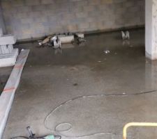 Sous-sol inond&eacute;...avec le drain et les &eacute;l&eacute;ments de charpentes... g&eacute;nial..